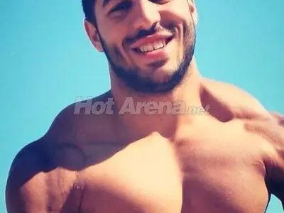 Да живее ФОТОШОПЪТ! Фики има тяло на Аполон? Само в мечтите си (ШОК РАЗЛИКА)