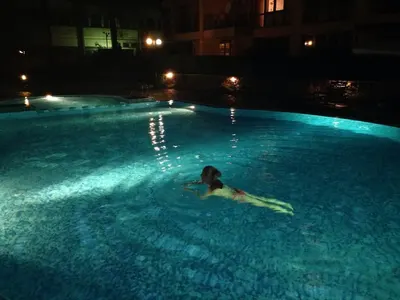 ГОРЕЩО! Венета пак се цамбурка в басейна без горнище! (ФОТО в галерия)