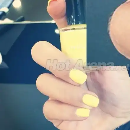 ГАФ! Алисия рекламира лак с косъмчета по пръстите! (ФОТО)