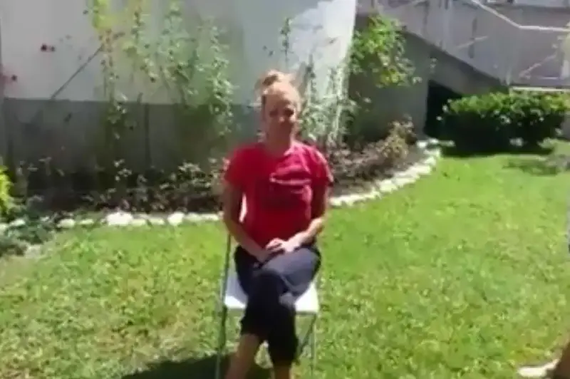 Анелия пищи като ОБЕЗУМЯЛА! Виж защо (Смешно видео)