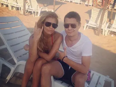 Искате да видите Анелия по бански на плажа? НЕ МОЖЕ! (Снимки как си прикрива тялото)