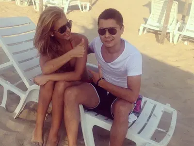 Искате да видите Анелия по бански на плажа? НЕ МОЖЕ! (Снимки как си прикрива тялото)