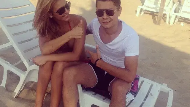 Искате да видите Анелия по бански на плажа? НЕ МОЖЕ! (Снимки как си прикрива тялото)