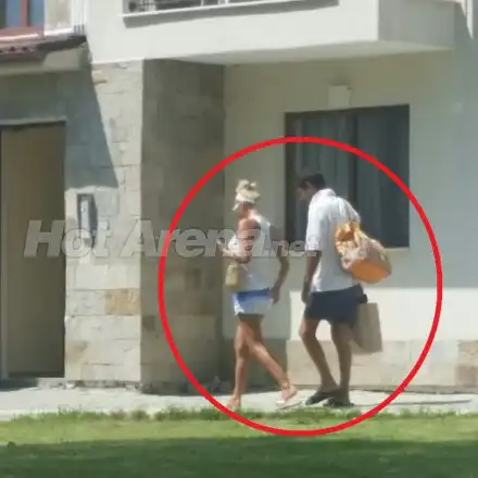 ФОТОРЕПОРТАЖ: Камелия и Цветин пак палуват на морето! ЕКСКЛУЗИВНИ ПАПАРАШКИ снимки от хотела)