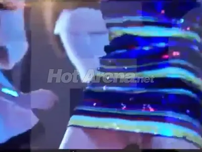 Малина скандализира с новия си клип! Показа си междукрачието! (ФОТО В ГАЛЕРИЯ)