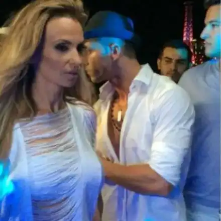 Малина скандализира с новия си клип! Показа си междукрачието! (ФОТО В ГАЛЕРИЯ)