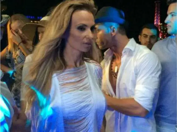 Малина скандализира с новия си клип! Показа си междукрачието! (ФОТО В ГАЛЕРИЯ)