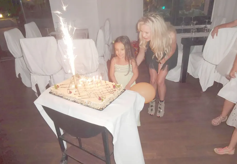 СТРАХОТНО ПАРТИ! Вижте СНИМКИ от рождения ден на Марая! Глезена като принцеса