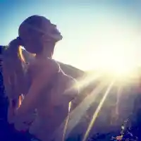 Силикони за милиони! Николета си направи НУДИ селфи сред природата! (Виж огромните й бомби)