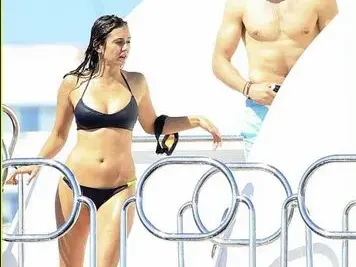 О, не!! Нина Добрев РАЗОЧАРОВА феновете с тяло по бански (СНИМКИ)