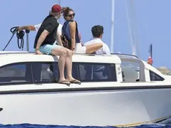 О, не!! Нина Добрев РАЗОЧАРОВА феновете с тяло по бански (СНИМКИ)