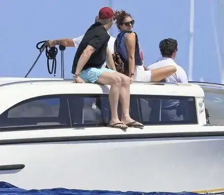 О, не!! Нина Добрев РАЗОЧАРОВА феновете с тяло по бански (СНИМКИ)