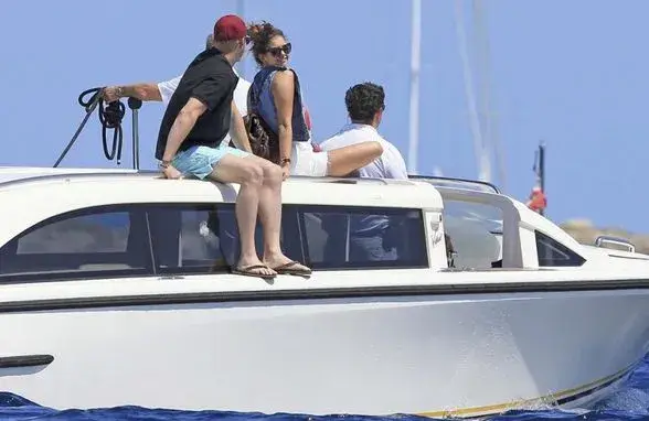 О, не!! Нина Добрев РАЗОЧАРОВА феновете с тяло по бански (СНИМКИ)