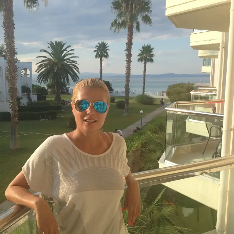 ГОРЕЩО! Венета пак се цамбурка в басейна без горнище! (ФОТО в галерия)