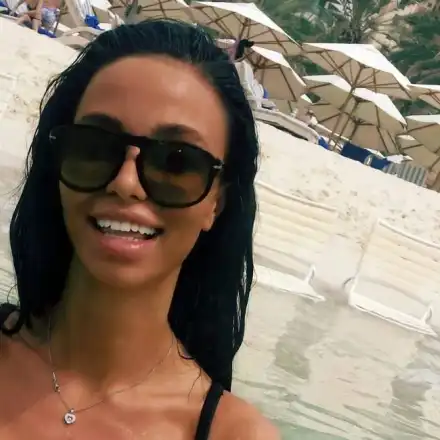 ЧИСТО НОВА! Звезделина Иванова с нови корекции, грък й подари самолет!