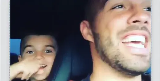 Големи СЛАДУРИ! Ники и малък Валерко истински се забавляват на път! (ВИЖ ГИ)