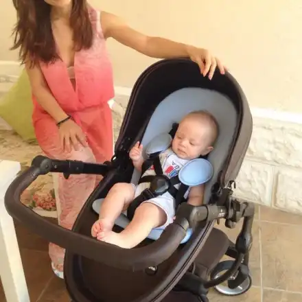 Синът на Весела Тотева и Елин Топузаков се вози в количка „Астън Мартин” за 5 000 лв.