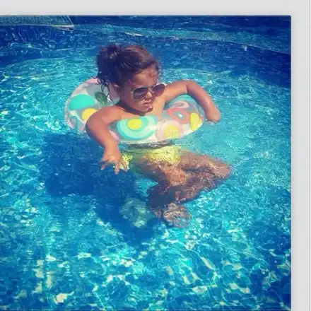 Баровка! Кипрят малката Никол със слънчеви очила (СЛАДКО ФОТО)