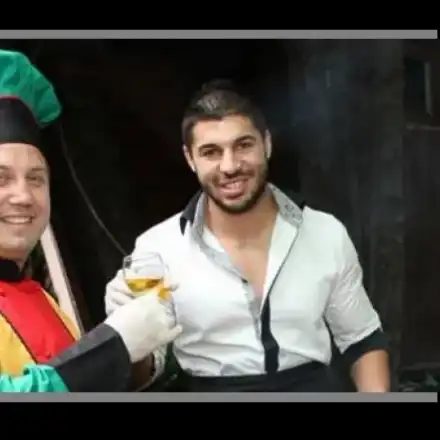 БИЗНЕС! Бабата на Фики пече кебапчета на собствена сергия на Женския пазар