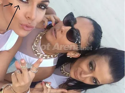 Кадър само в HotArena! Алисия позира с бръчки под очите в новия си клип (ФОТО)