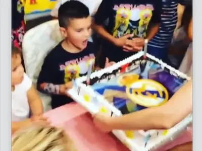 ВИДЕО! Алисия спретна супер рожден ден на Валерко! (Сестричката му стои плътно до него)