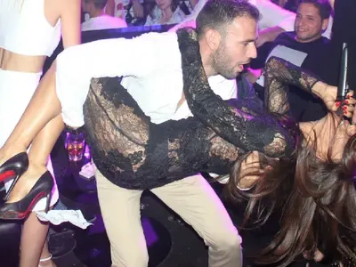 Месечков размести силикона на Галена пред очите на стотици души