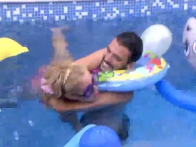 Мартин Мартинов се увърта около съблечената Кучкова (Тя му ги показа, снимка в галерията)