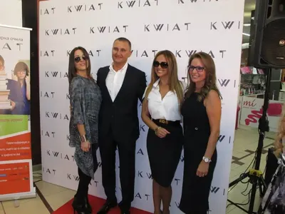 Симона Загорова се взе за звезда! (Не сваля слънчевите цайси дори в затворени помещения)