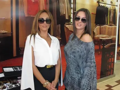 Симона Загорова се взе за звезда! (Не сваля слънчевите цайси дори в затворени помещения)