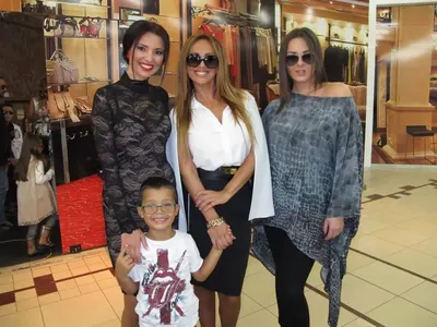 Симона Загорова се взе за звезда! (Не сваля слънчевите цайси дори в затворени помещения)