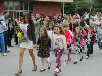 Топ 3 на НАЙ-ЯКИТЕ учителки у нас (+Още снимки на хитовата Силвия Зубева)