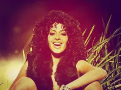 Черната Златка ПОБЕСНЯ: Харесва ли ти да живееш в сянката ми! (+ Кой и защо следи плеймейтката)