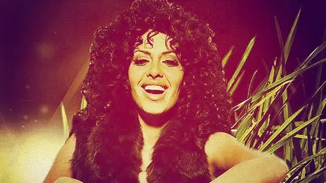 Черната Златка ПОБЕСНЯ: Харесва ли ти да живееш в сянката ми! (+ Кой и защо следи плеймейтката)