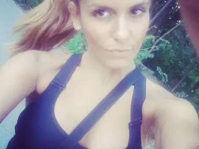 Анелия си пусна селфи БЕЗ грим! Вижте как се забавлява с Ивон