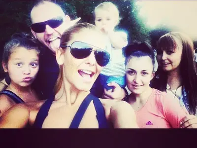 Анелия си пусна селфи БЕЗ грим! Вижте как се забавлява с Ивон