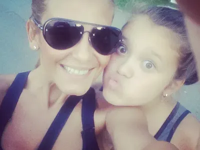 Анелия си пусна селфи БЕЗ грим! Вижте как се забавлява с Ивон