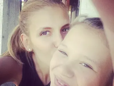 Анелия си пусна селфи БЕЗ грим! Вижте как се забавлява с Ивон