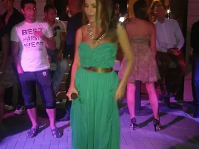 Алисия се ошишка (Ходи само с една рокля, за да се прикрива)