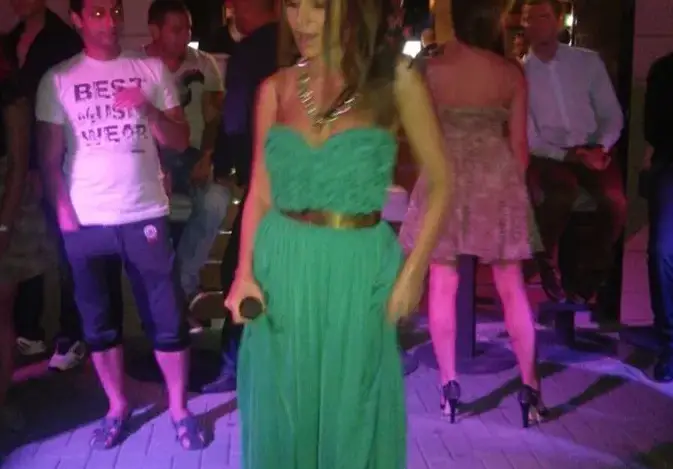 Алисия се ошишка (Ходи само с една рокля, за да се прикрива)