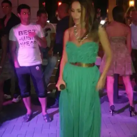 Алисия се ошишка (Ходи само с една рокля, за да се прикрива)