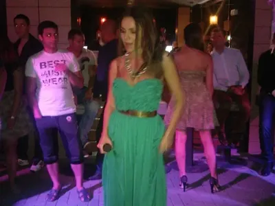 Алисия се ошишка (Ходи само с една рокля, за да се прикрива)