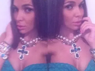 Алисия се ошишка (Ходи само с една рокля, за да се прикрива)