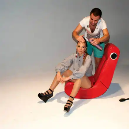 Топ хитът на Емилия КРАДЕН! Виж оригинала 1:1 (+ Реакцията на феновете)