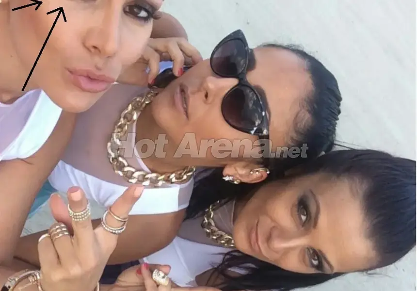 Кадър само в HotArena! Алисия позира с бръчки под очите в новия си клип (ФОТО)