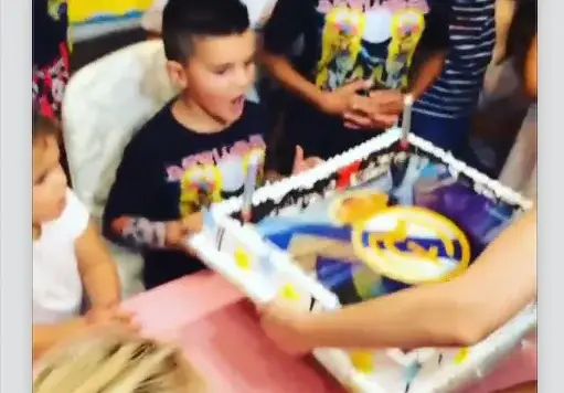 ВИДЕО! Алисия спретна супер рожден ден на Валерко! (Сестричката му стои плътно до него)