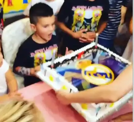 ВИДЕО! Алисия спретна супер рожден ден на Валерко! (Сестричката му стои плътно до него)