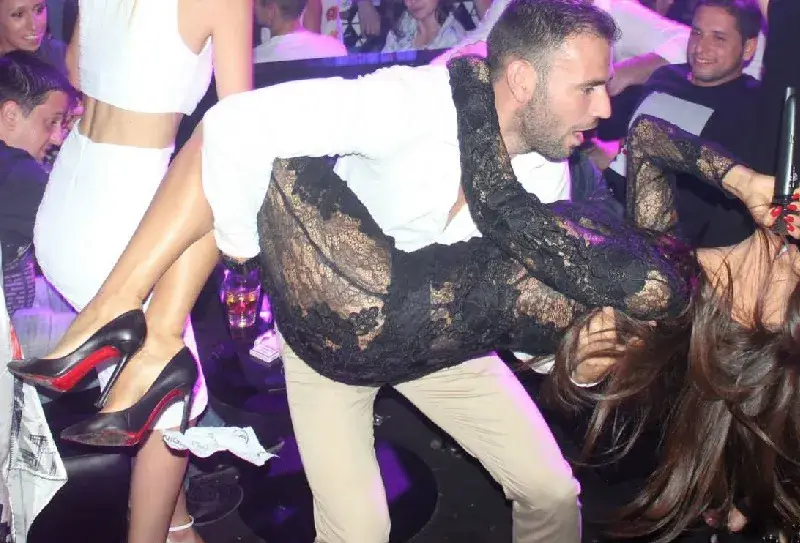 Месечков размести силикона на Галена пред очите на стотици души