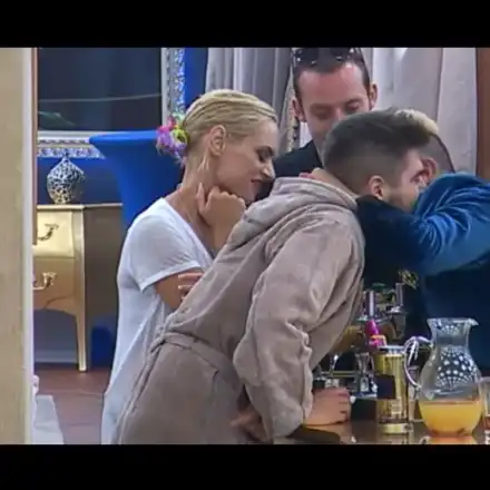 Пламна любов в Къщата! Евгени нацелува Аръков