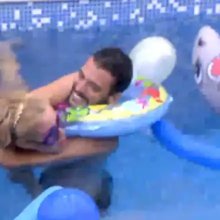 Мартин Мартинов се увърта около съблечената Кучкова (Тя му ги показа, снимка в галерията)