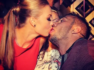 СКАНДАЛНО! Коцето и Надя в ТРОЙКА (+ Може ли певецът да е по-пиян - МНОГО СНИМКИ)